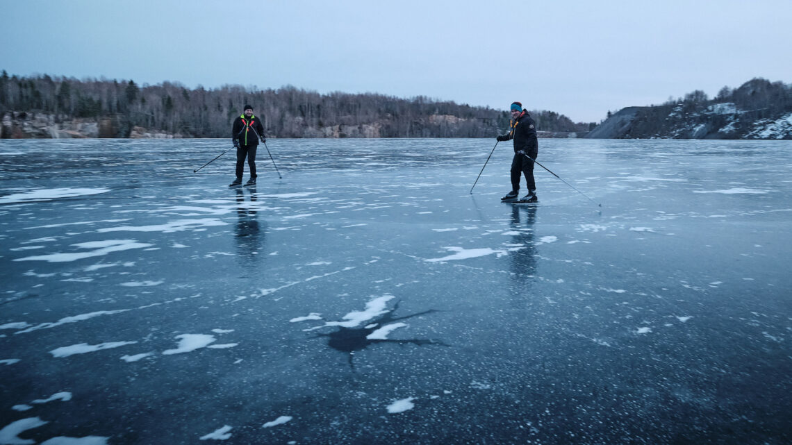 Tomas och Henrik åker långfärdsskridskor i dagbrottet.